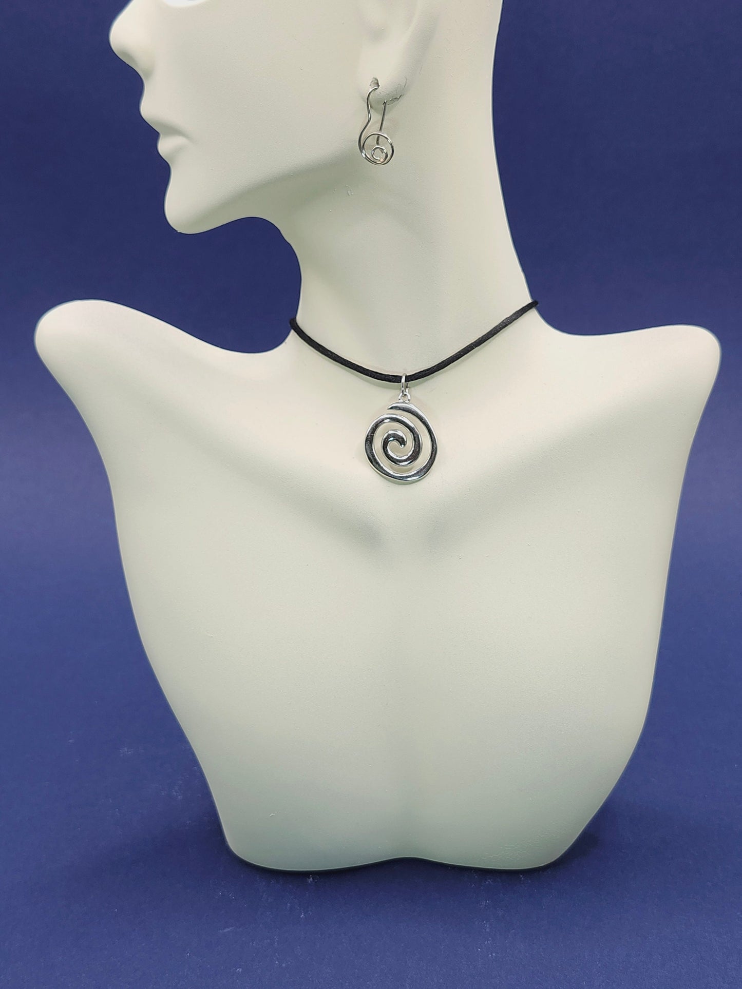 Spiral Pendant Necklace Silver Swirl Pendant Big sister Gift for Mom Wife Sister Her Charm Necklace Everyday Necklace Simple Y Necklace