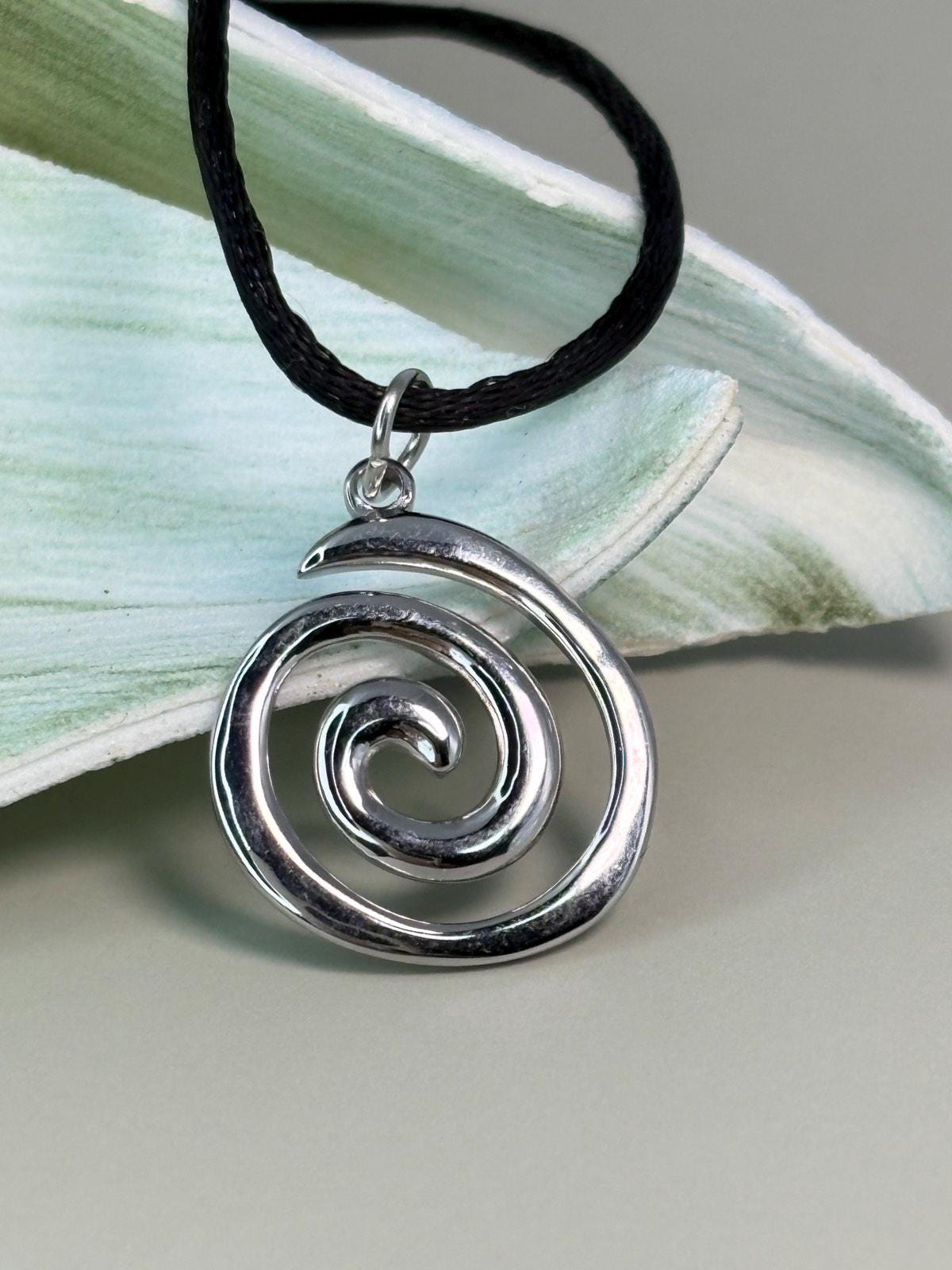 Spiral Pendant Necklace Silver Swirl Pendant Big sister Gift for Mom Wife Sister Her Charm Necklace Everyday Necklace Simple Y Necklace