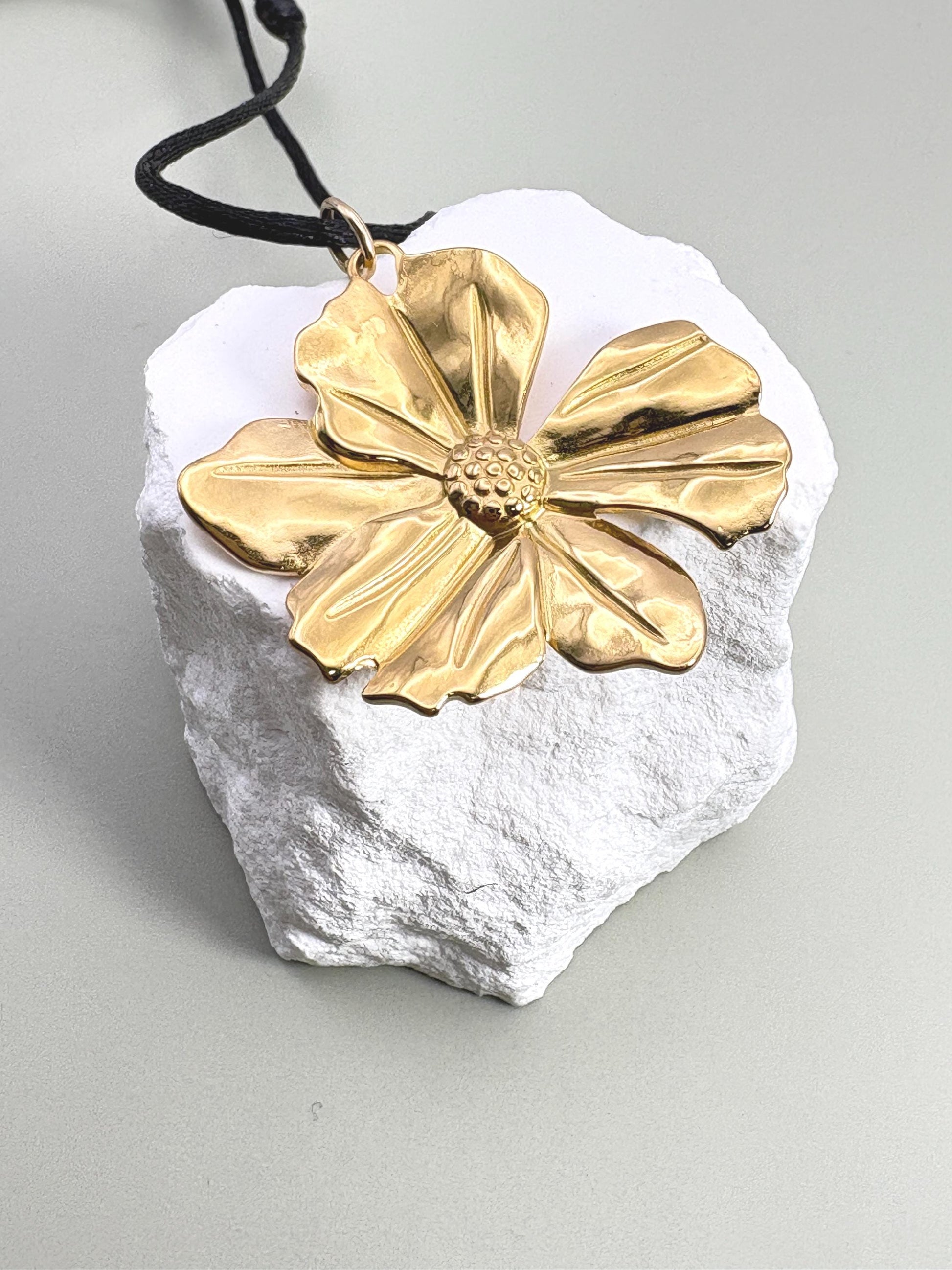 Flower Necklace, Y2K necklace, Big sister gift, Dainty flower necklace,  30th birthday, 40th birthday, 50th birthday, Girlfriend necklace, 25th birthday gift, 30th birthday gift, 40th birthday gift, Mama necklace, protection necklace