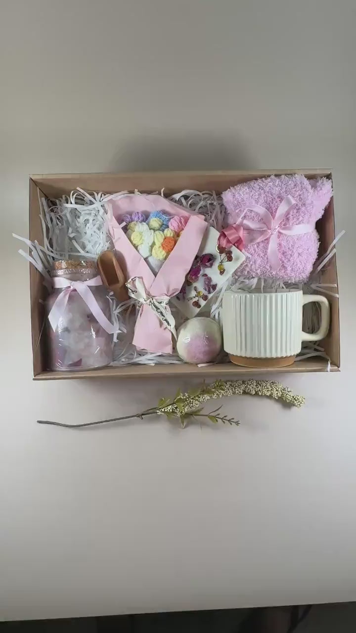 Christmas Spa Gift Box – Holiday Self Care Package Relaxation Set for Her with cozy socks, bath salt, bomb and wax sachets