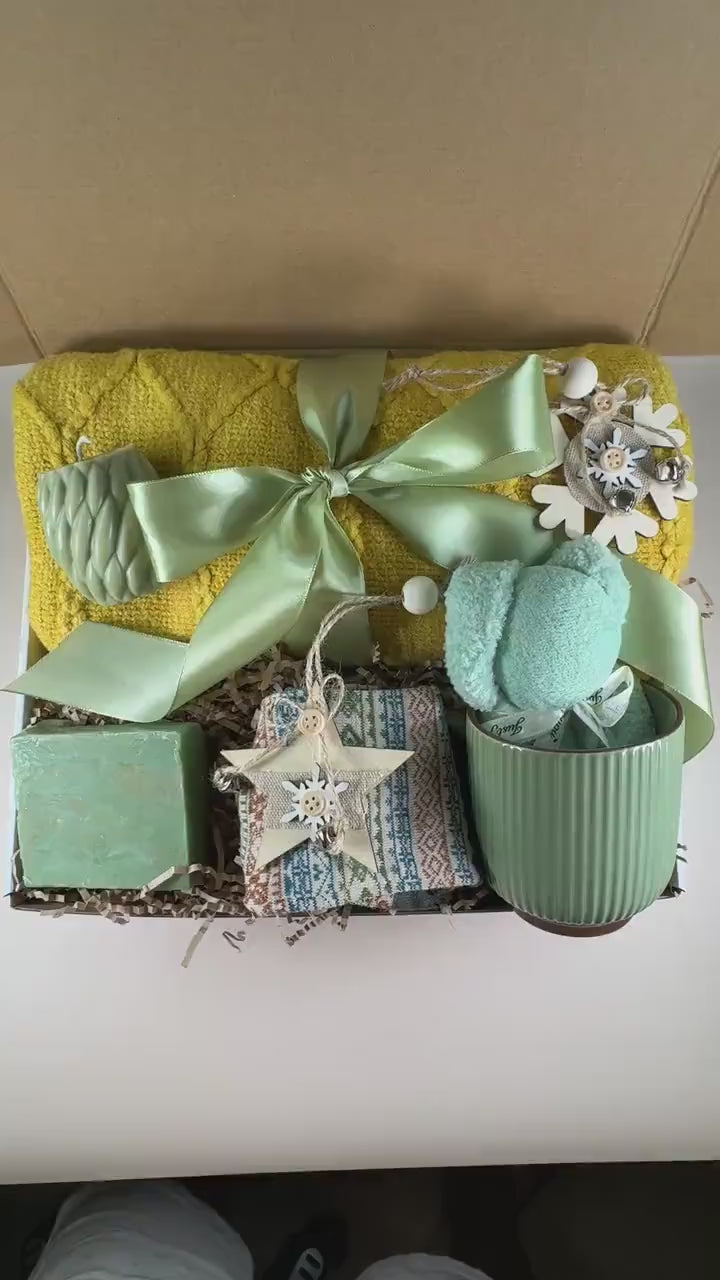 Christmas Hug in a Box – Cozy Spa Gift Set with Blanket, Candle, Mug & Teddy Bear
